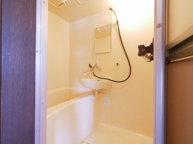 バス・シャワールーム　お風呂も広々！