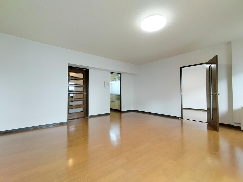 居室・リビング　広々として明るいリビングです♪