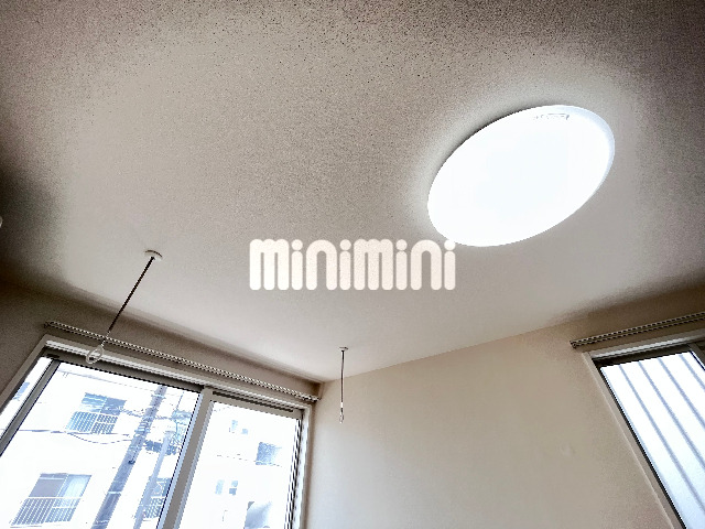 その他設備　照明と室内物干し