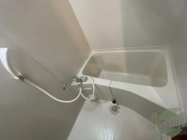 バス・シャワールーム　白を基調とした、綺麗な浴室になっていますね。