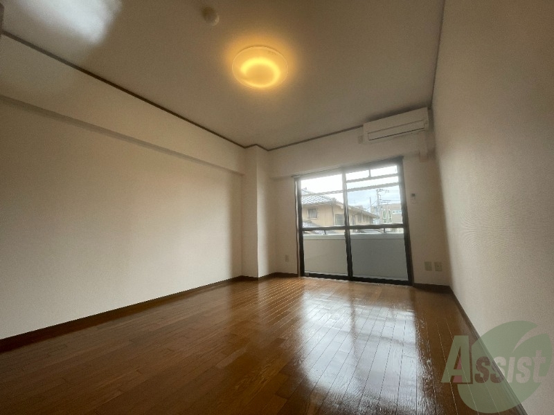 居室・リビング　洋室は８帖あるので、とても広く感じました。