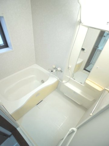 バス・シャワールーム　換気のできる窓がついています。