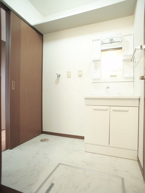 洗面設備　洗髪洗面化粧台と洗濯機置き場があります♪