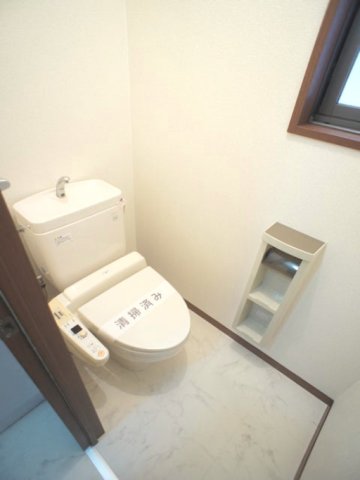 トイレ　温水洗浄暖房便座機能付きです♪