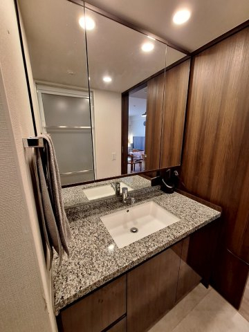 洗面設備　★上質感ある天然石を使ったワイドな洗面化粧台★三面鏡収納も付