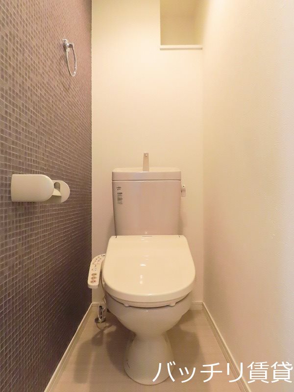トイレ　画像は別号室タイプの為、現状を優先致します。