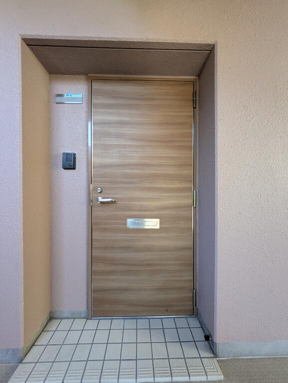 玄関　ワンフロア3室、南東角部屋、南面、東面に広いベランダ