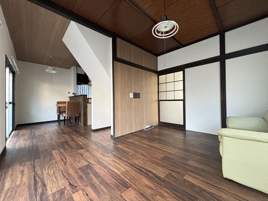 居室・リビング　机、椅子、ソファーは残置