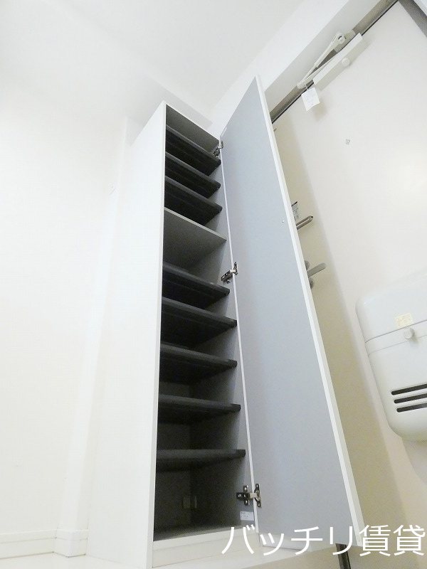 玄関　同型タイプの為、現状を優先いたします。