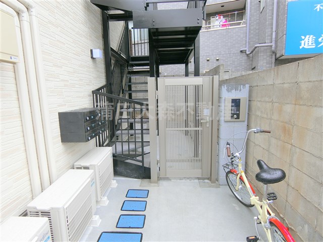 エントランス　エントランス　TVモニター付オートロック付です。