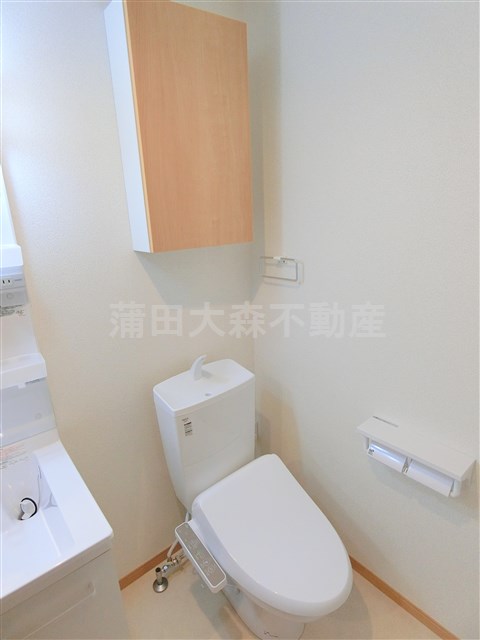 トイレ　棚収納と温水暖房便座付きのトイレ