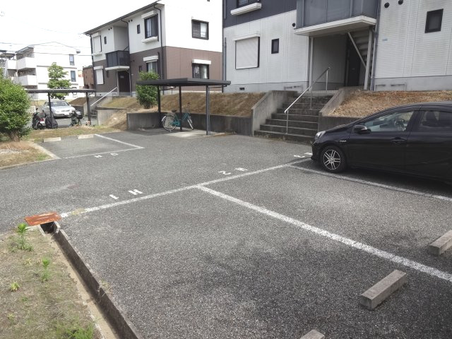 駐車場　敷地内駐車場あり
