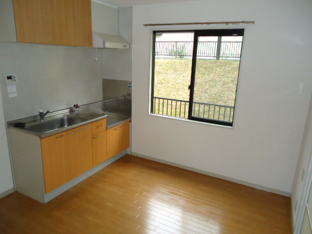 居室・リビング　全体的に大変明るいお部屋となっています。