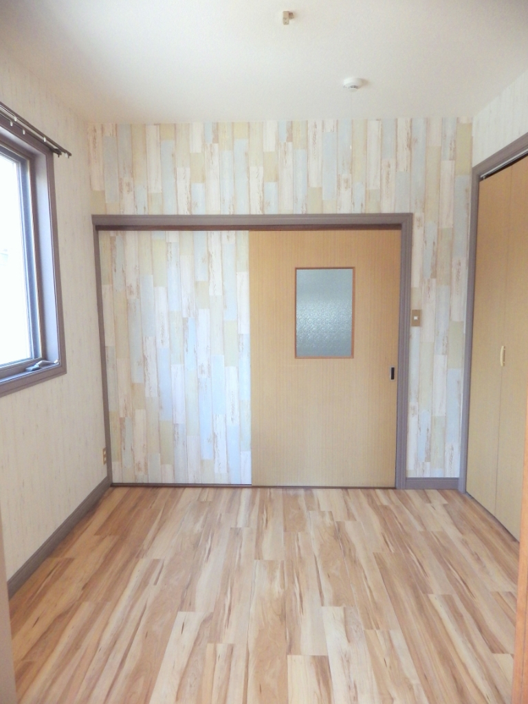 居室・リビング　アクセントクロスがオシャレなお部屋です