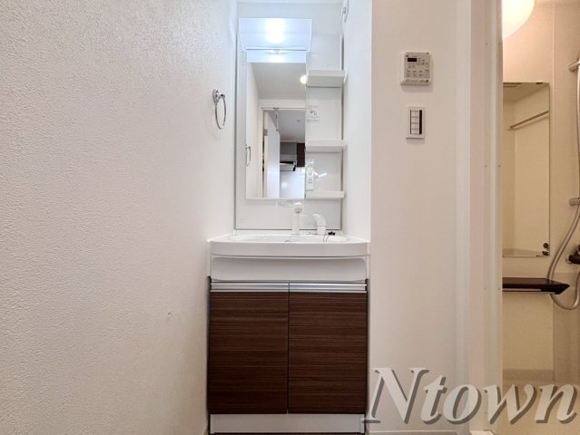 洗面設備　独立洗面台あり、毎朝おしゃれに忙しい女性の方におすすめです