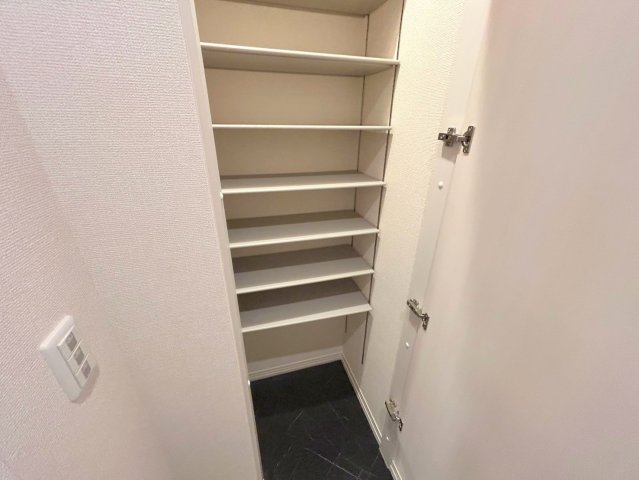 収納　大きいシューズボックスは靴がいっぱい入れれますね。