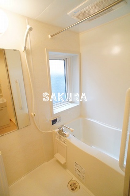 バス・シャワールーム　嬉しい追い焚き・浴室乾燥機付きです♪