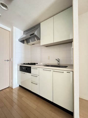 キッチン　3口ガスのグリル付きシステムキッチン