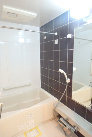 バス・シャワールーム　浴室乾燥機能付きのバスルーム