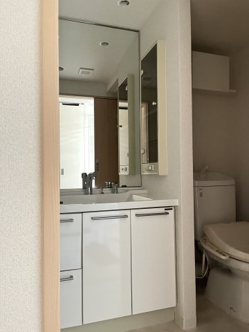 洗面設備　身支度に便利な洗面化粧台