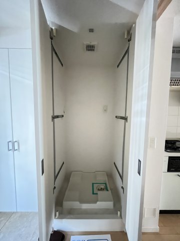 その他　扉付きの洗濯機置場