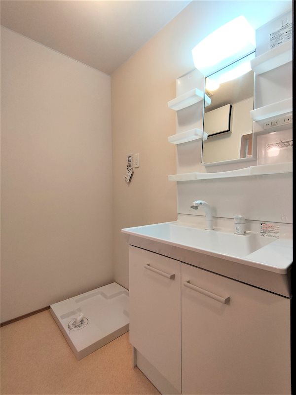 洗面設備　独立洗面化粧台の横に洗濯用防水パンになっています。