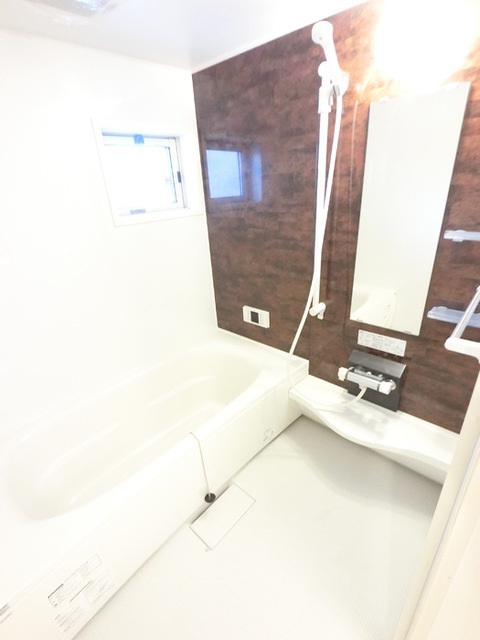 バス・シャワールーム　大きい浴槽なので、お風呂好きにはピッタリです。