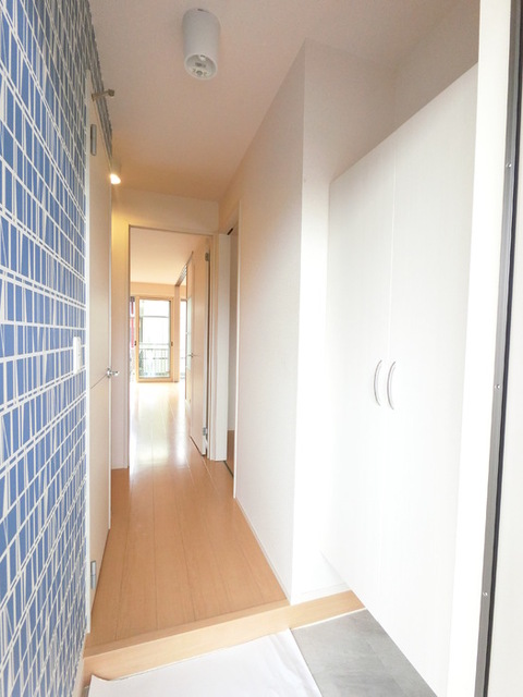 玄関　広めのＢｏｘは収納力ばっちり。トールタイプのミラーついてます