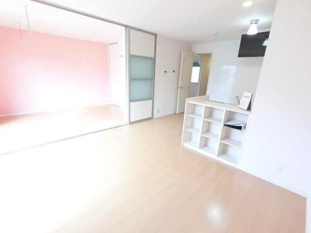 居室・リビング　ライトスルースクリーンで光を透しながらほどよく遮ります。