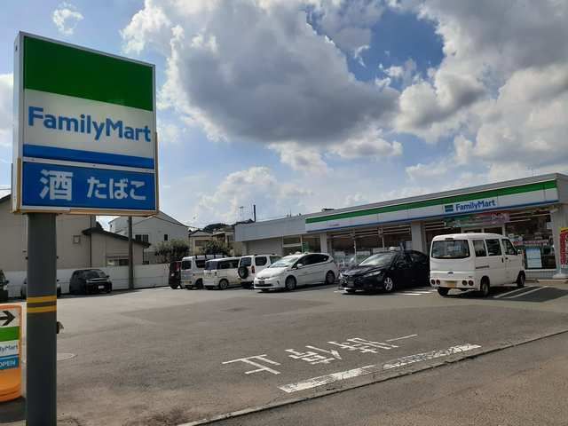 コンビニ　ファミリーマート（コンビニ）まで270m