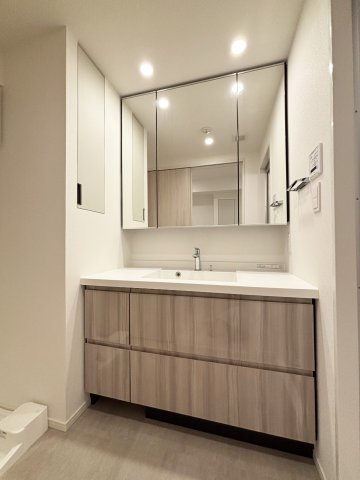 洗面設備　３面鏡洗面化粧台