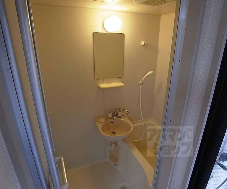 洗面設備　２点ユニットバスの洗面です。