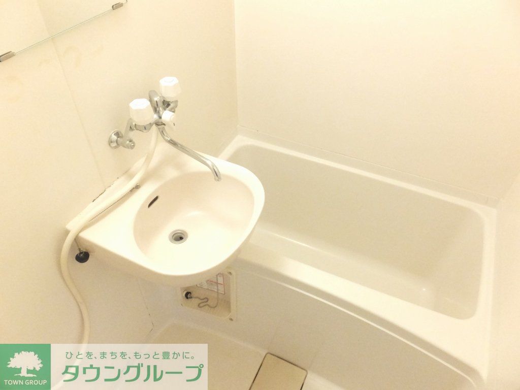 バス・シャワールーム　清潔感のある白を基調とした明るい浴室です。