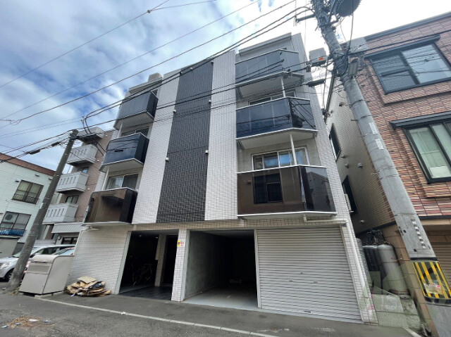 建物外観　札幌市中央区南６条西「ＭＥＤＩＯＡＮＤＥＳ」