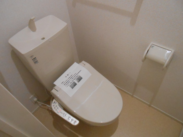 トイレ　温水洗浄便座・小物収納棚有り