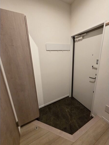玄関　※写真は同じマンションの違う部屋のものになります。