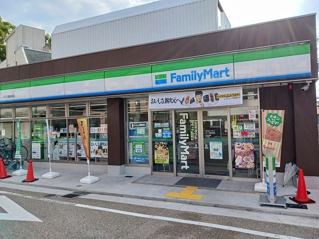 コンビニ　ファミリーマートＪＲ八尾駅前店（コンビニ）まで290m