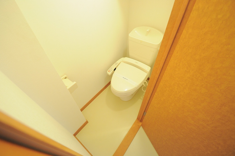 その他　温水洗浄便座。実際のトイレは仕様が異なる場合がございます