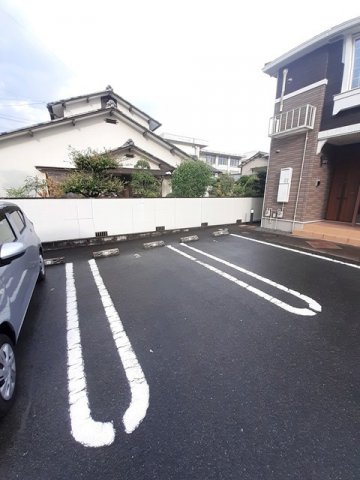 駐車場　駐車場があるので、車を買う予定の方も安心です
