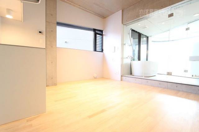 居室・リビング　おもしろい形のお部屋になっています