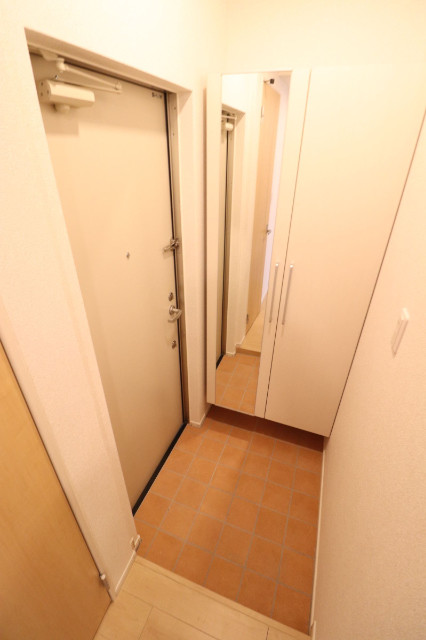 玄関　姿見付きの玄関収納