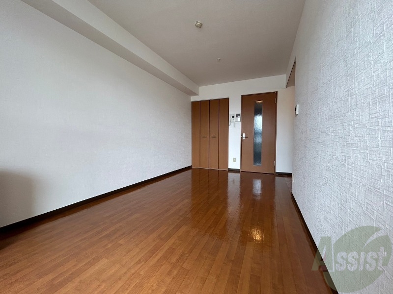 その他部屋・スペース　寝室はこちらです。光が差し込む、温かみのあるお部屋です。