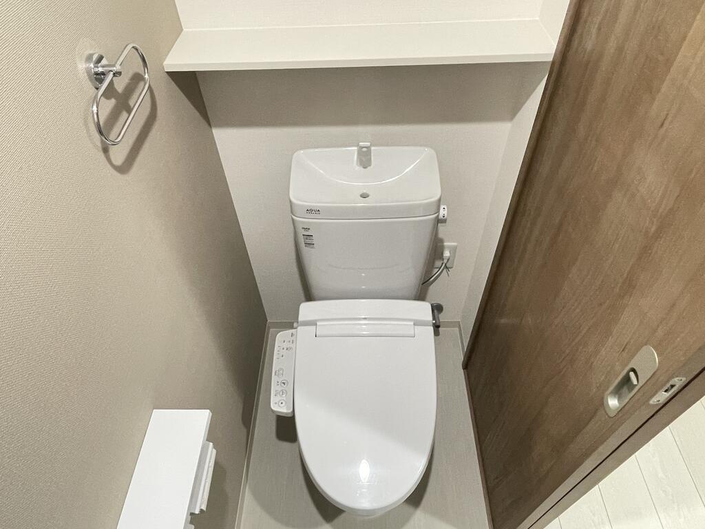 トイレ　棚付きのトイレです