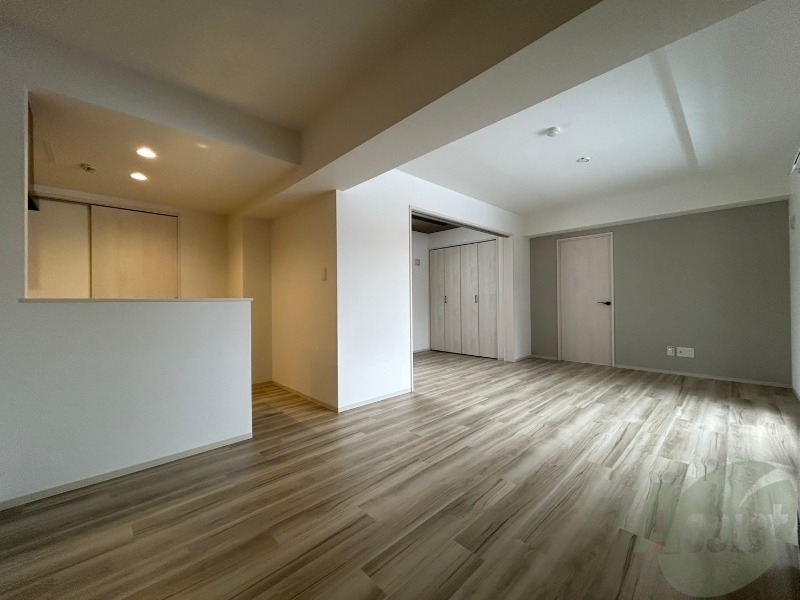 居室・リビング　木目のフローリングは落ち着きのある印象のお部屋になりますね。