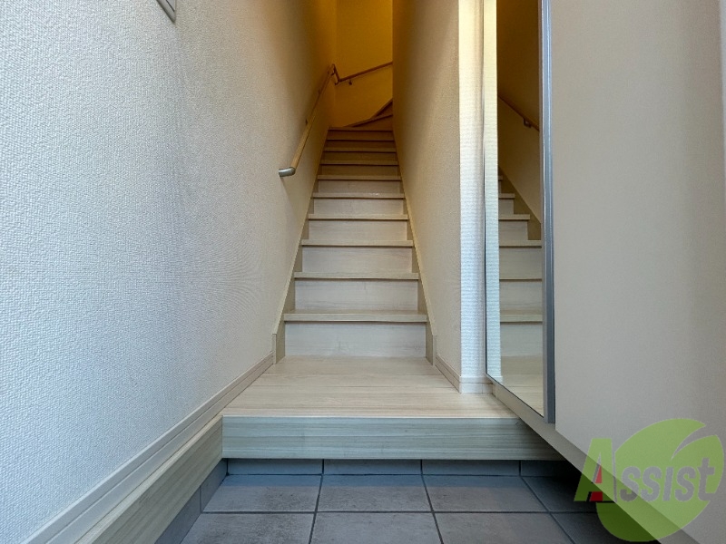 玄関　玄関からの様子です。すぐ部屋が見えないのは安心ですね。