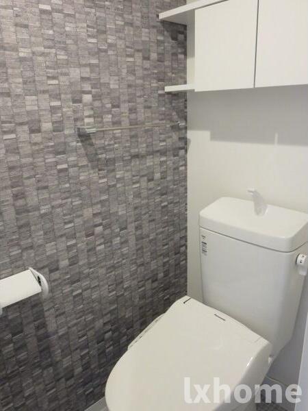 トイレ　落ち着いた色調のトイレです
