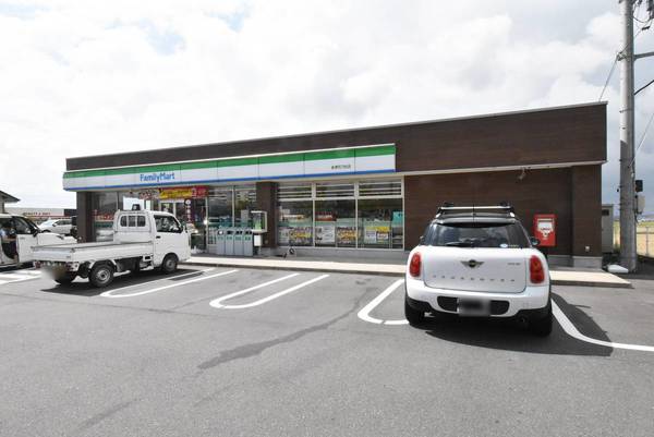 コンビニ　ファミリーマート（コンビニ）まで700m