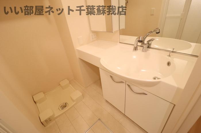 洗面設備　明るい洗面所です
