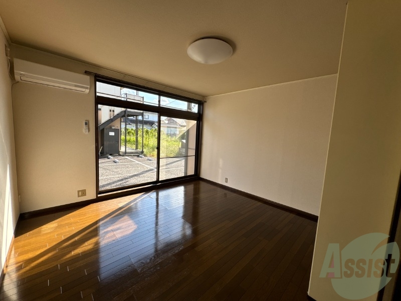 居室・リビング　８帖の洋室です。生活のメインとなる部屋ですね。