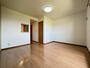 居室・リビング　同型モデル写真　修繕により床や壁色が異なる場合有。現況優